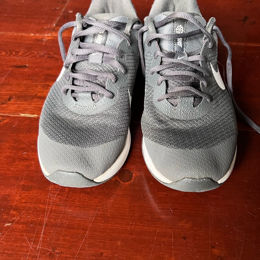 Nike revolution boys sneakers gray and white size 6 - Picture 8 of 10